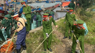 Tuổi trẻ Công an Thừa Thiên Huế ra quân nhặt rác hưởng ứng "Ngày Chủ Nhật xanh”