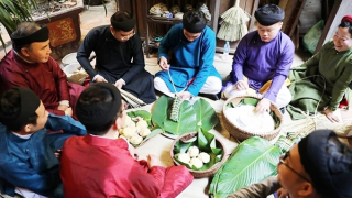 Người nặng lòng với Tết Việt