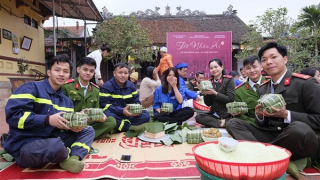 CBCS Công an gói bánh chưng tặng bệnh nhân, gia đình khó khăn