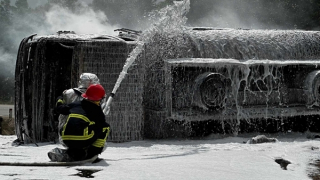 Cảnh sát khống chế vụ cháy xe bồn trên đèo, bảo toàn trên 7.000 lít xăng