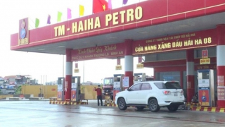 Hai doanh nghiệp xăng dầu lớn bị dừng thủ tục hải quan