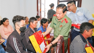 Đoàn Đại biểu Quốc hội TP Cần Thơ tặng quà Tết cho người nghèo