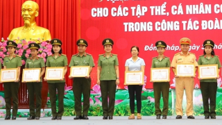 Công an tỉnh Đồng Tháp khen thưởng và tặng quà Tết CBCS