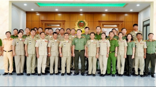 Ty Công an Svay Riêng chúc Tết Công an tỉnh Long An