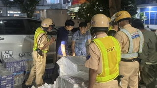 Bỏ lại ô tô và 10.400 gói thuốc lá lậu chạy trốn