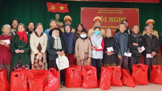 Trao hàng trăm suất quà Tết cho gia đình chính sách, hộ nghèo ở Thừa Thiên Huế