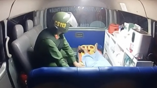 Cảnh sát 113 kịp thời cứu người bệnh tim nằm bất động trên đường