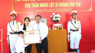 Trao bằng Tổ quốc ghi công cho thân nhân Liệt sĩ Hoàng Văn Yên