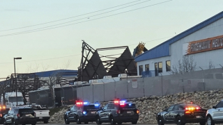 Sập gara máy bay ở Mỹ, nhiều người thương vong