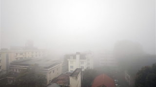 Hà Nội sương mù dày đặc giăng kín lối, 8h sáng xe vẫn phải bật đèn