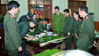 Công an Nghệ An gói, nấu bánh chưng tặng các bệnh nhân