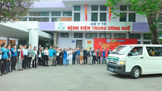 Những chuyến xe yêu thương chở bệnh nhân nghèo về quê đón Tết