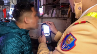 Nam tài xế xin được “suy nghĩ thêm” để né tránh đo nồng độ cồn