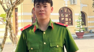 Chiến sĩ Công an lao xuống sông cứu người đuối nước