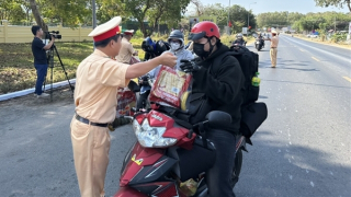 CSGT tặng mũ bảo hiểm, bánh chưng để tiếp sức cho người dân về quê ăn Tết