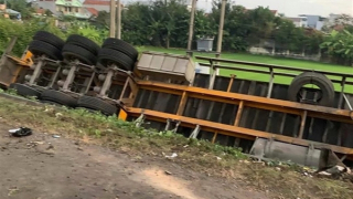 Xe đầu kéo lật bên lề đường sau khi “lùa” 4 ôtô và 1 xe máy dừng trước đèn đỏ