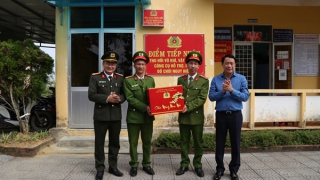 Thứ trưởng Lê Quốc Hùng thăm Công an xã, tặng 1000 phần quà cho hộ gia đình có hoàn cảnh khó khăn