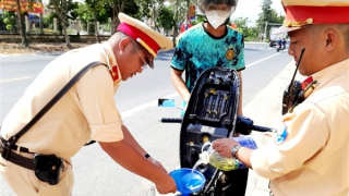 Phát nước suối, tặng xăng và sửa xe miễn phí cho người dân về quê ăn Tết