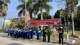 Ấm áp tình người trên đường về quê đón Tết