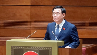 Chủ tịch Quốc hội Vương Đình Huệ ký chứng thực Luật Đất đai (sửa đổi) và Luật Các tổ chức tín dụng (sửa đổi)