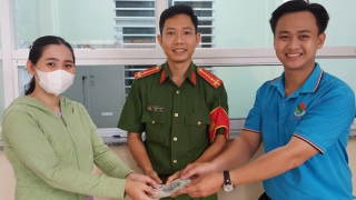 Nam sinh viên nhặt được ví tiền nhờ Công an tìm trả lại người đánh rơi