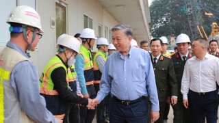 Bộ trưởng Tô Lâm thăm, chúc Tết sớm cán bộ, công nhân công trình Trụ sở Bộ Công an
