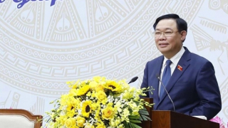 Chủ tịch Quốc hội dâng hương tưởng niệm Chủ tịch Hồ Chí Minh tại Nhà 67