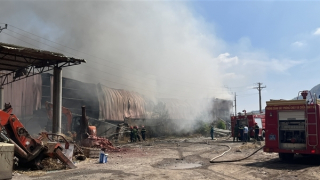Dập tắt đám cháy lớn ở kho chứa vải vụn