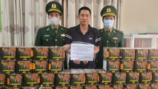 Bắt đối tượng vận chuyển 41 hộp pháo hoa nổ qua biên giới