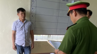 Truy tố 3 đối tượng trong vụ đẩy gỗ lậu xuống đường khiến cán bộ Công an bị thương nặng