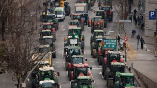 Nông dân Tây Ban Nha lái máy kéo chặn cao tốc, phản đối chính phủ