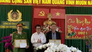 Khen thưởng lực lượng truy bắt nhanh thủ phạm dùng súng cướp 3,5 tỷ đồng của ngân hàng