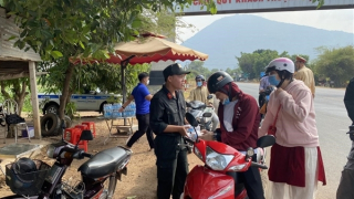 Cảm động hình ảnh CBCS vùng biên “đội nắng” vá xe, tiếp nước suối người dân nghèo