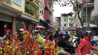 Chợ ngày 29 Tết Nguyên đán: Đào, quất xuống giá, trái cây bày mâm ngũ quả đắt khách