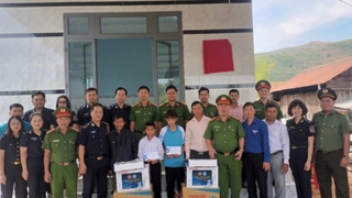 Hai em mồ côi cha mẹ được đón Tết trong căn nhà mới