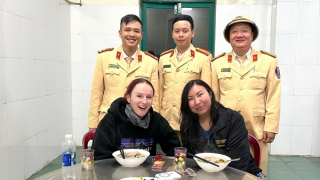 CSGT giúp đỡ 2 người nước ngoài bị nạn trên đường tối 30 Tết