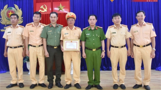 Khen thưởng 2 Thiếu tá Công an nhặt được của rơi nhanh chóng tìm người trả lại