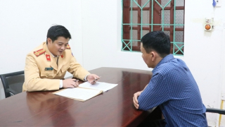 Xử phạt lái xe biển xanh lắp đèn, còi ưu tiên chở sếp đón người thân ở sân bay Vinh