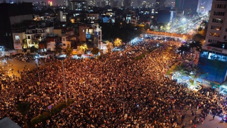 Biển người ra đường ngắm màn drone xếp hình chào năm mới