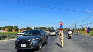 Những “bóng hồng” CSGT đội nắng phục vụ người dân vui xuân