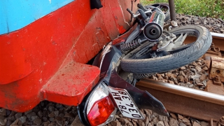 Chạy xe máy băng qua đường sắt có cảnh báo tự động, hai người thương vong