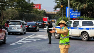 Chiều mùng 4 Tết, dòng xe nối đuôi nhau trên cao tốc Pháp Vân - Cầu Giẽ về Hà Nội