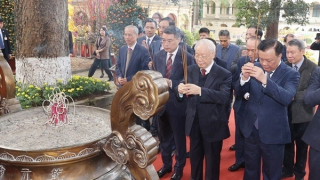 Tổng Bí thư Nguyễn Phú Trọng dâng hương tại Hoàng thành Thăng Long