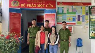 Công an xã tìm lại túi xách của người dân đánh rơi