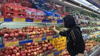 Mùng 5 Tết, hàng hoá dồi dào, sức mua vẫn cầm chừng