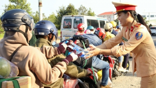 CSGT phát khăn lạnh, nước suối miễn phí tặng người dân