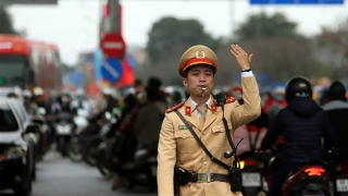 CSGT cắm chốt từ trưa chống ùn tắc trong ngày cuối kỳ nghỉ Tết