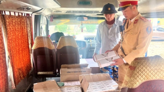 Tài xế xe khách nhận chở thuê hàng lậu