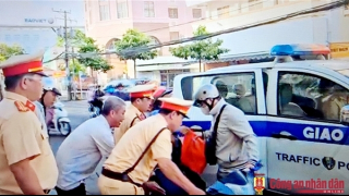 CSGT giúp đỡ đưa người bệnh đi cấp cứu kịp thời