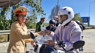 Công an tỉnh Đắk Nông giúp người dân trở lại nơi làm việc